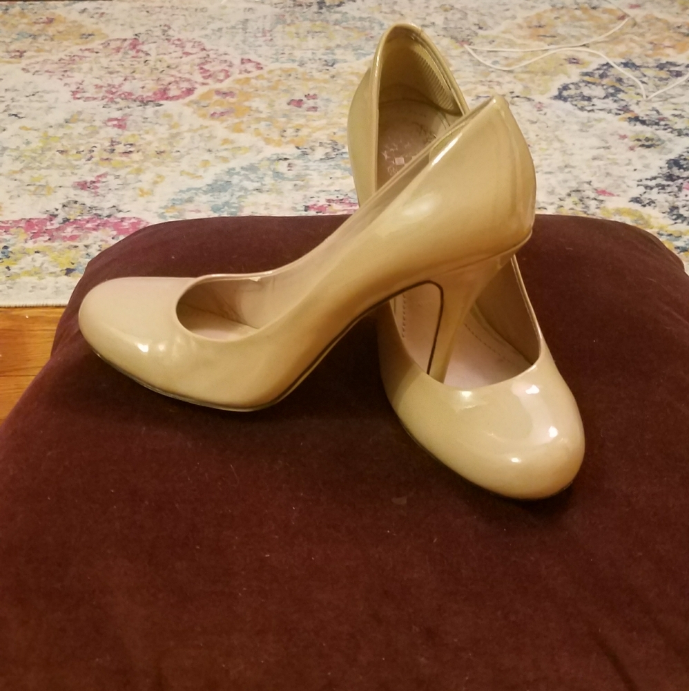 Vince Camuto round toe Elanie patent leath…
